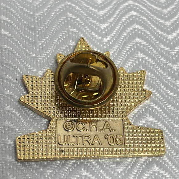 Team Canada hockey pin - Picture 3 of 3